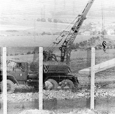 Photo: In the early 1970s, the barbed wire fences along the inner-German boundary were replaced by wire mesh fences.